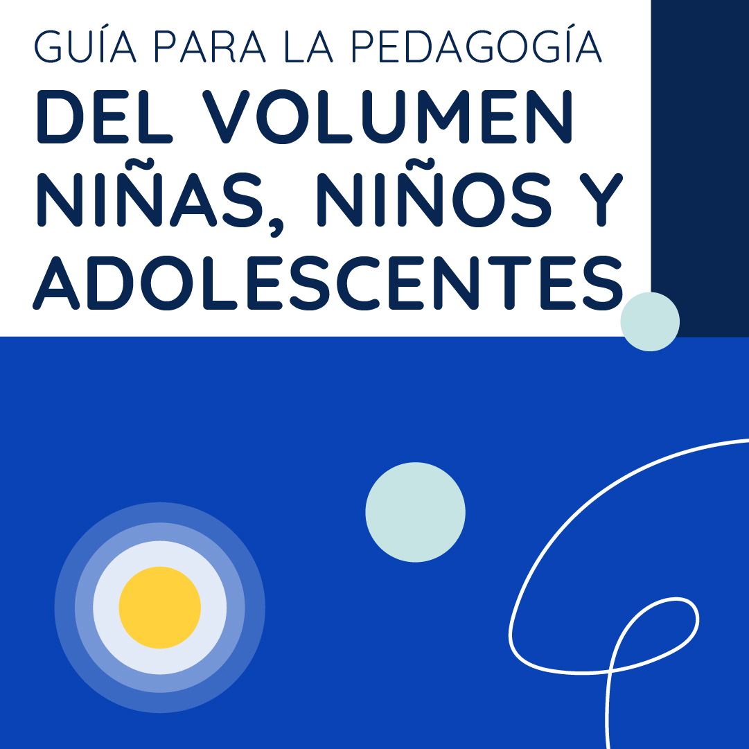 Portada blanca y azul con el título "Guía para la pedagogía del volumen Niñas, niños y adolescentes". Incluye un círculo concéntrico azul y amarillo, dos círculos menta y una línea blanca ondulada como elementos decorativos, siguiendo la misma línea gráfica de la serie.