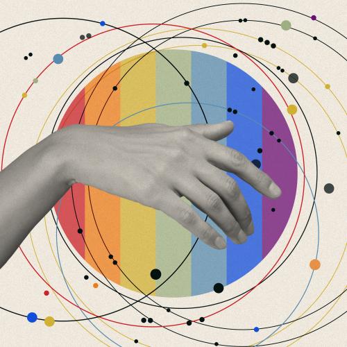 Imagen de una mano señalando un serie de circulos que simbolizan atomos, detras de la mano se tiene un circulo de colores.