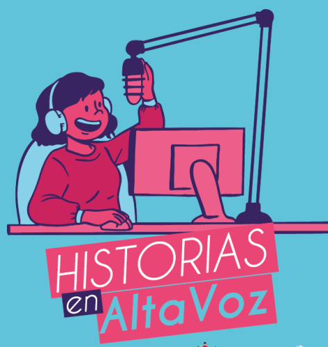 Ilustración de una joven sonriente con audífonos frente a un monitor, ajustando un micrófono de brazo. En la parte inferior destaca el título "HISTORIAS en AltaVoz" en letras blancas sobre cuadros fucsias. El fondo es azul claro.