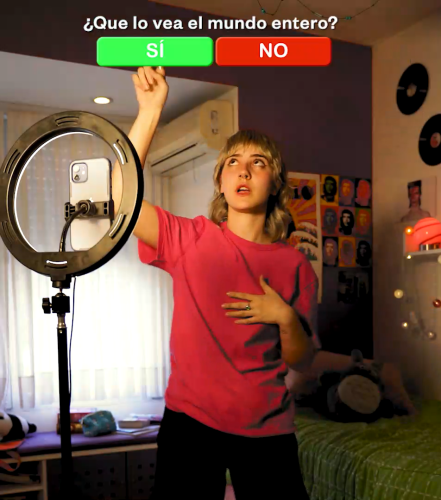 foto de una mujer con blusa roja y un dispositivo en la mano