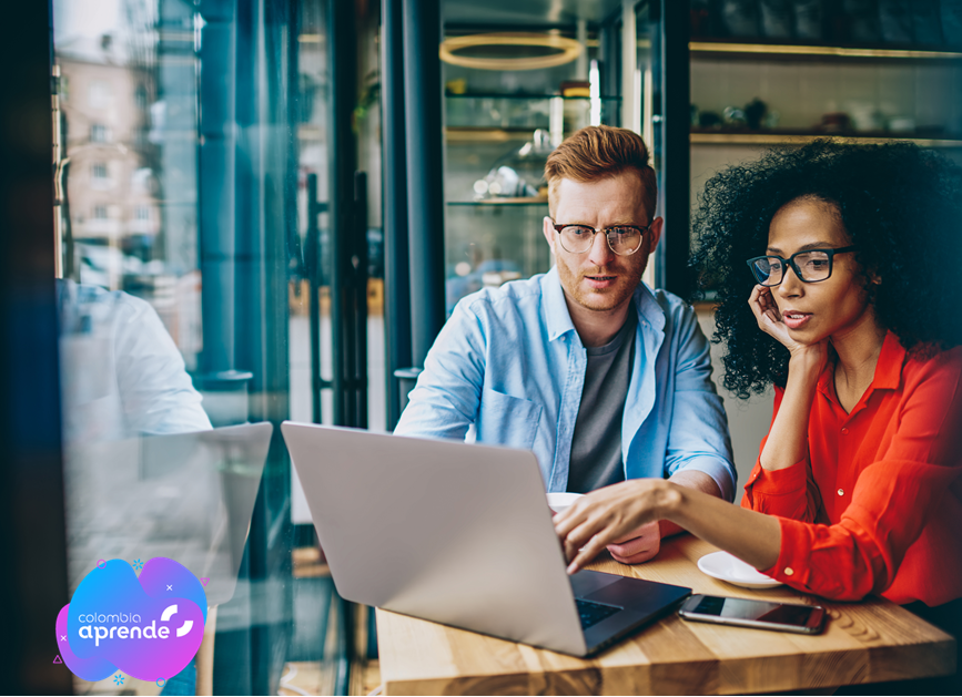 Dos personas revisando material en el computador