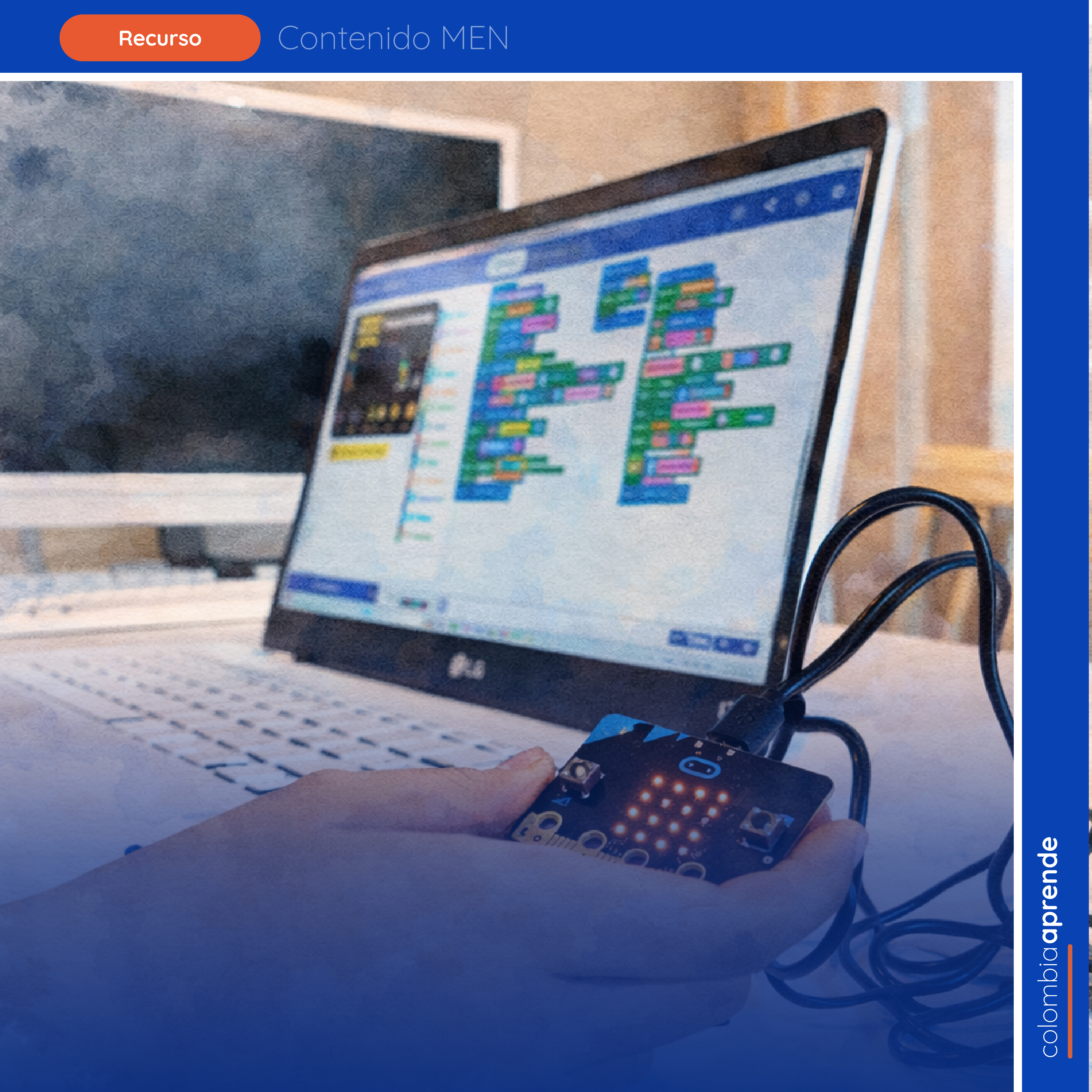 mano sosteniendo una tarjeta de programación y computador