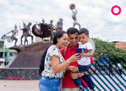 Hombre, mujer y niño revisando celular_ColombiaAprende