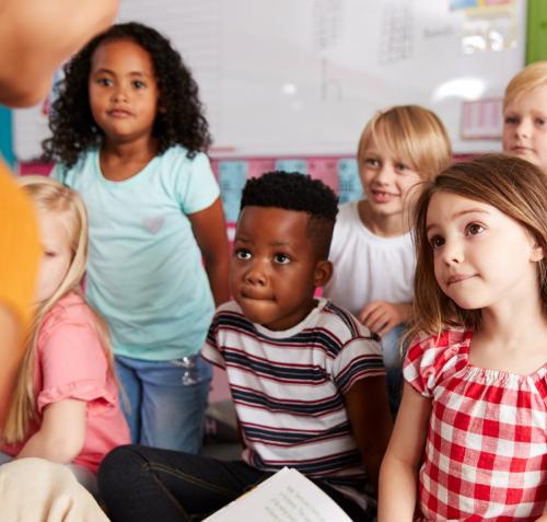 Niños escuchando historia