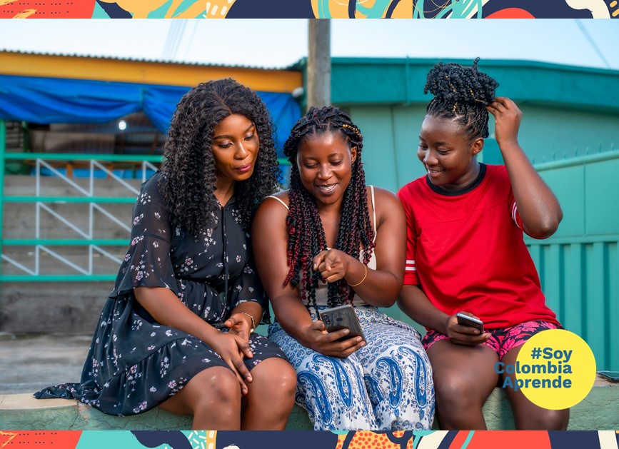 Foto de tres chicas viendo el celular 