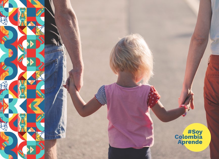 Niño pequeño caminando de la mano de sus papas - alianza familia - escuela