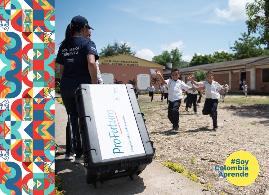 Trabajador de PROFUTURO llevando sus equipo a una escuela rural