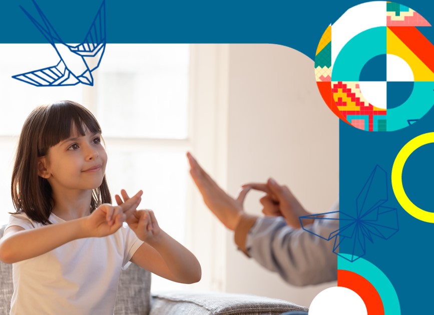 Niña comunicandose con lenguaje de señas con un adulto