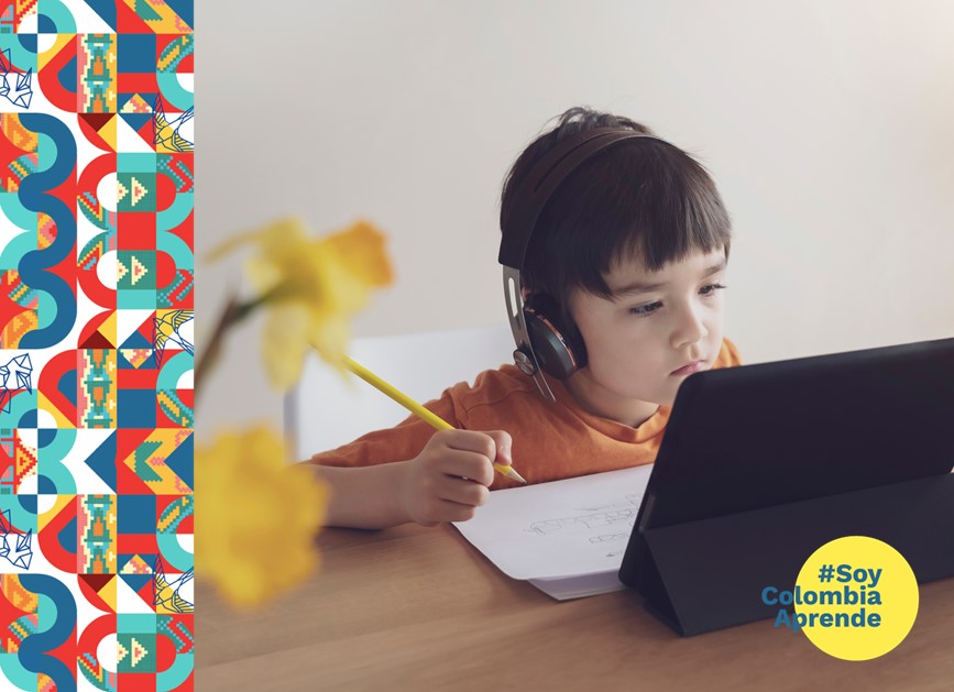 Niño estudiando frente al computador