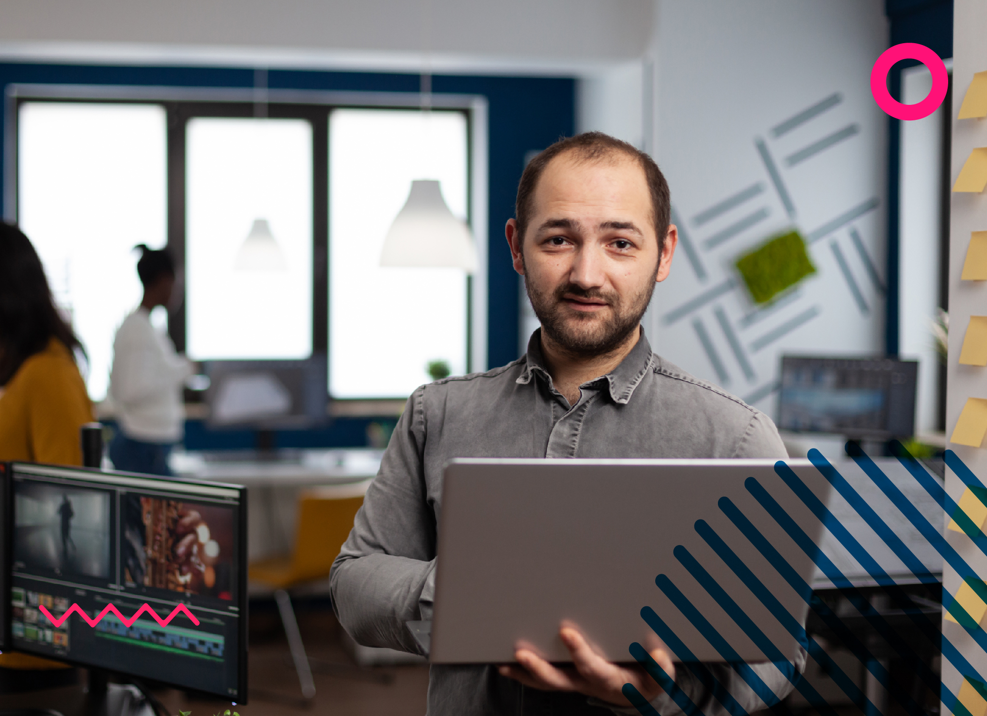 Foto de un hombre trabajando en computador portatil 