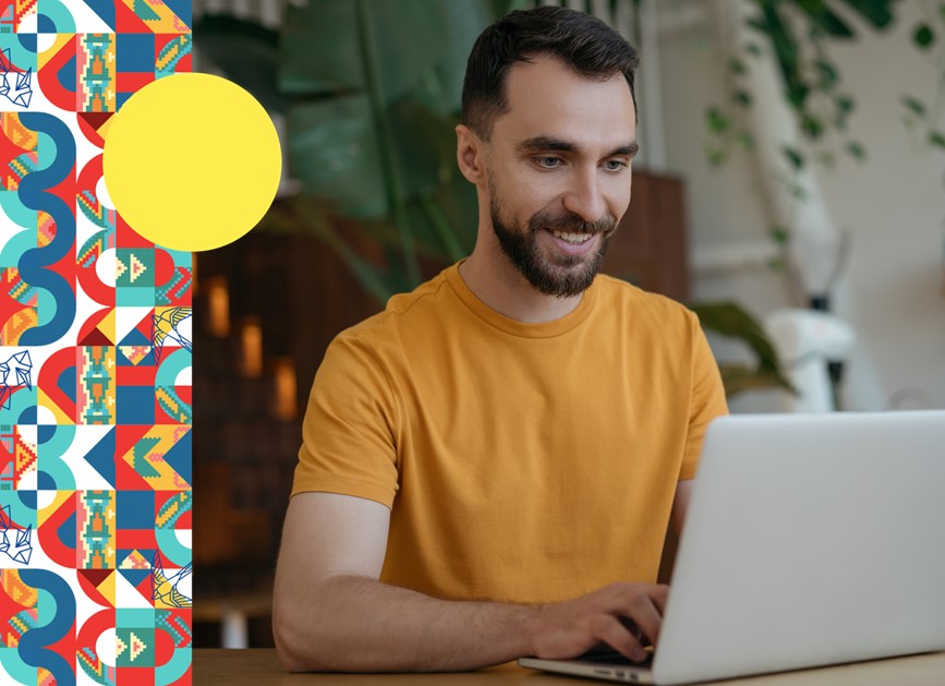 Foto de un hombre sentado trabajando en computador