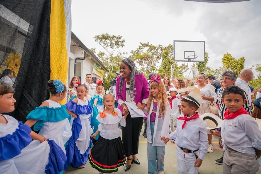 Foto de niños vestidos con trajes típicos con la ministra de Educación, Aurora Vergara