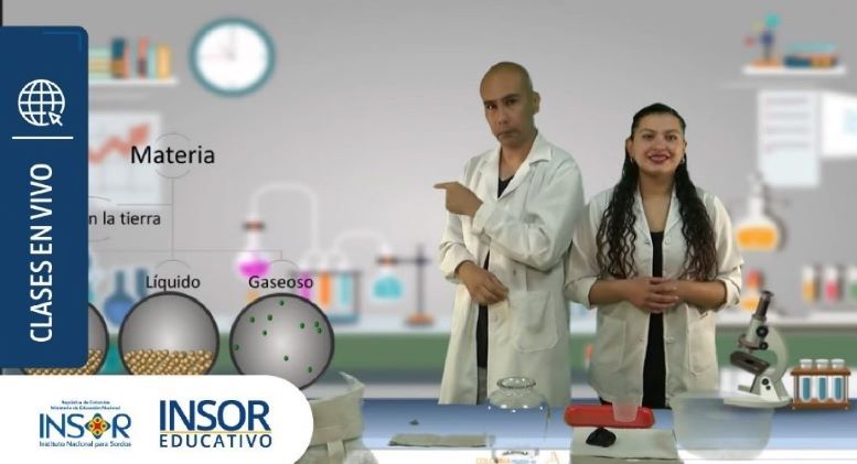 foto de un hombre y una mujer jóvenes en un laboratorio de ciencias