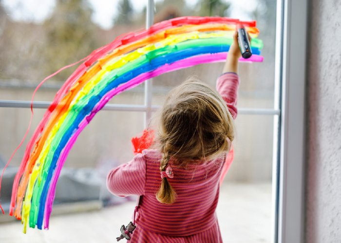 Fotografía de niña pintando arcoiris