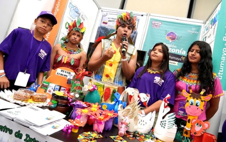 Foto de estudiantes indigenas presentando sus proyectos escolares