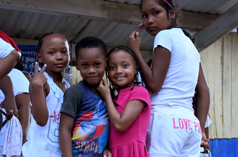 Tres niñas y un niño negro del Bajo Atrato en el Chocó, miran a la cámara y sonrien
