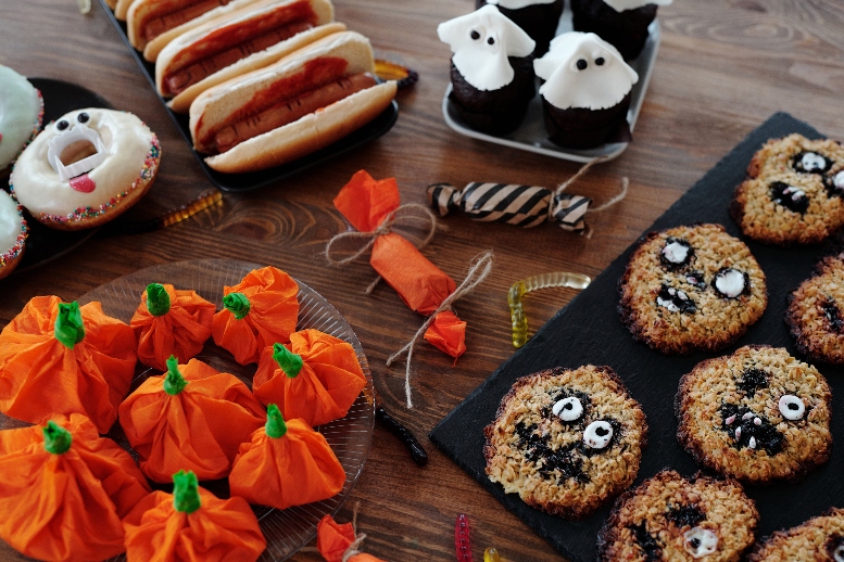 Dulces de Halloween en forma de fantasmas, calabazas, donas, galletas.