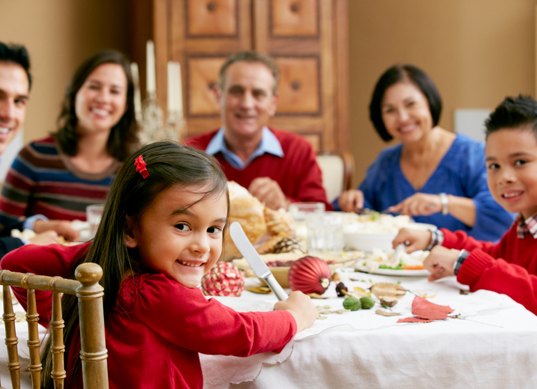 Familia de diferentes generaciones comiendo alrededor de la mesa