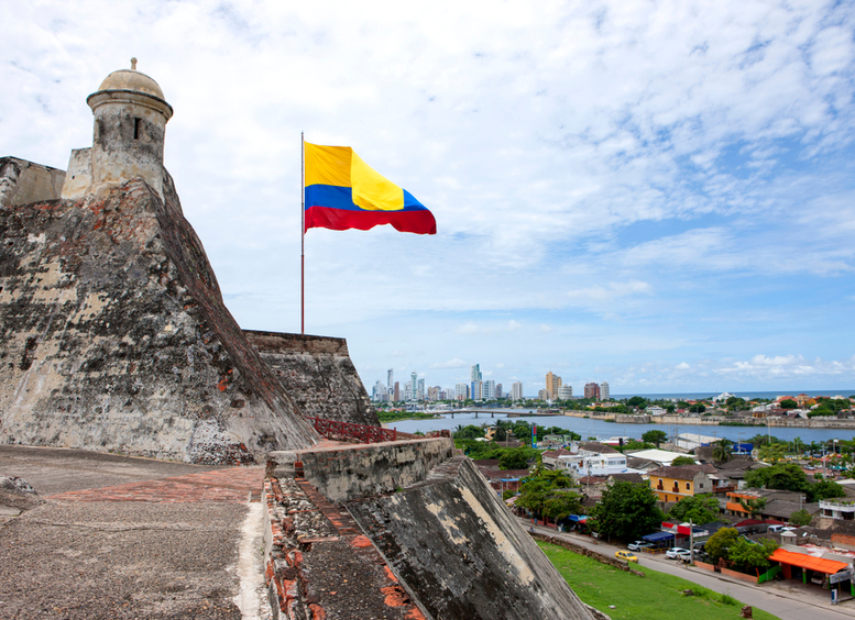 Fotografía del Castillo de San Felipe de Barajas en Cartagena de Indias, Colombia, con la bandera de Colombia ondeando