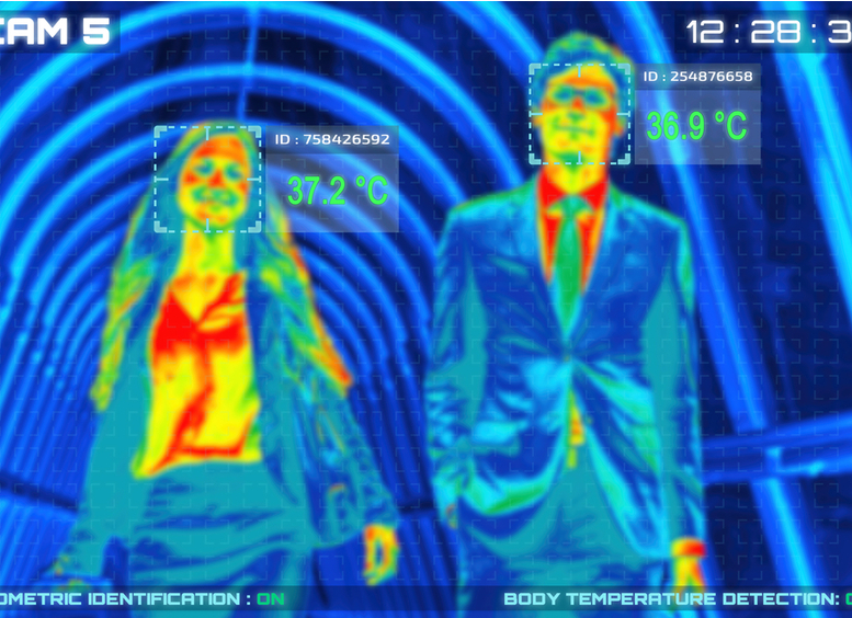 Simulación de la comprobación de la temperatura corporal de un hombre y una mujer, por termoescáner o cámara térmica infrarroja