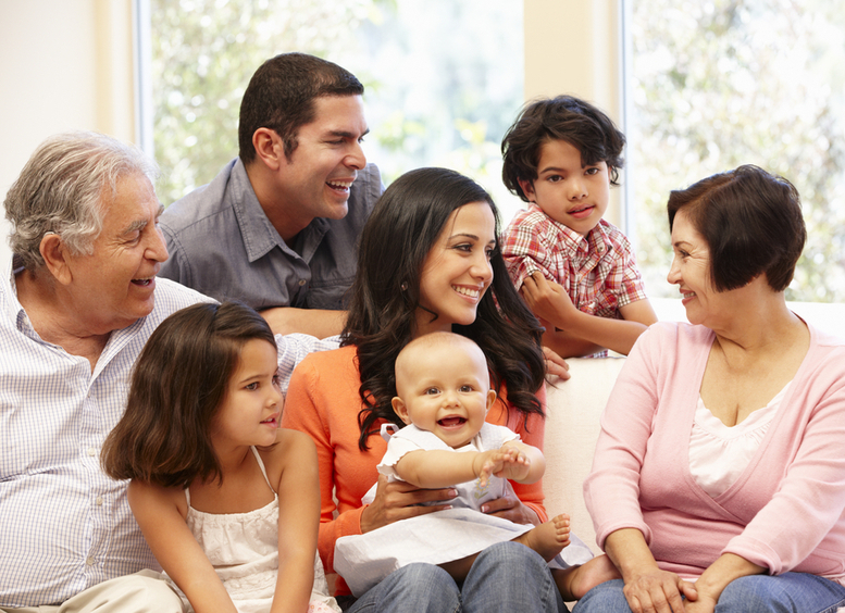 Familia hispana de 3 generaciones en casa, tres hombres y cuatro mujeres de diferentes edades