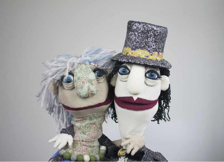 Conéctate a las 3 pm con las Historias de la abuela Chifloreta Dos marionetas de mano abrazándose