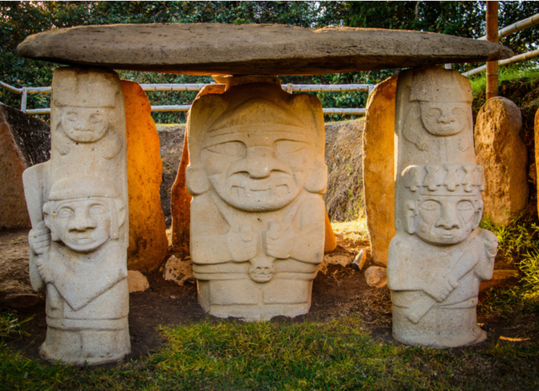 Foto de varias estatuas de la antigua cultura en San Agustín, Colombia