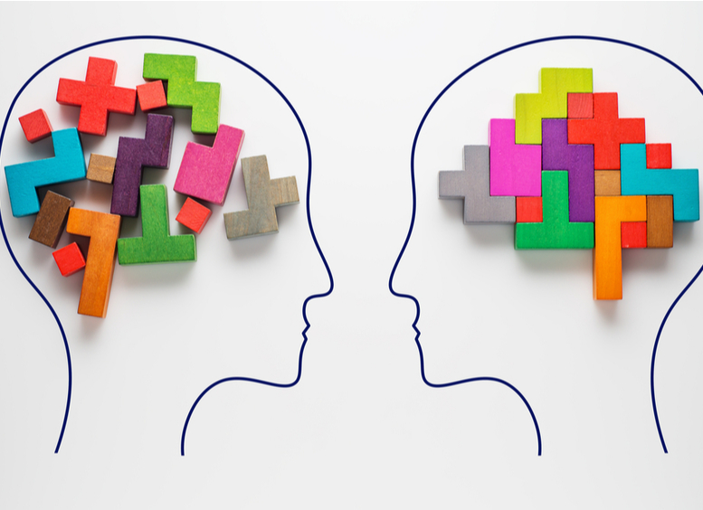 Dibujo de cabezas de dos personas, con formas coloridas en su cerebro para concepto de pensamiento diferente.