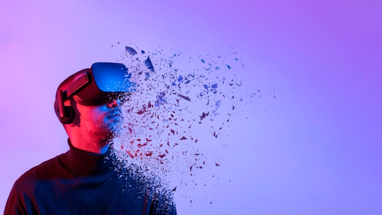 Imagen de una persona con gafas de realidad virtual, que se va fragmentando, en fondo lila