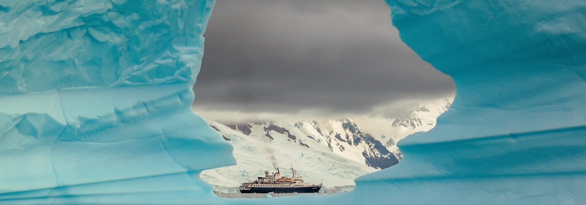 Imagen de un iceberg y un barco