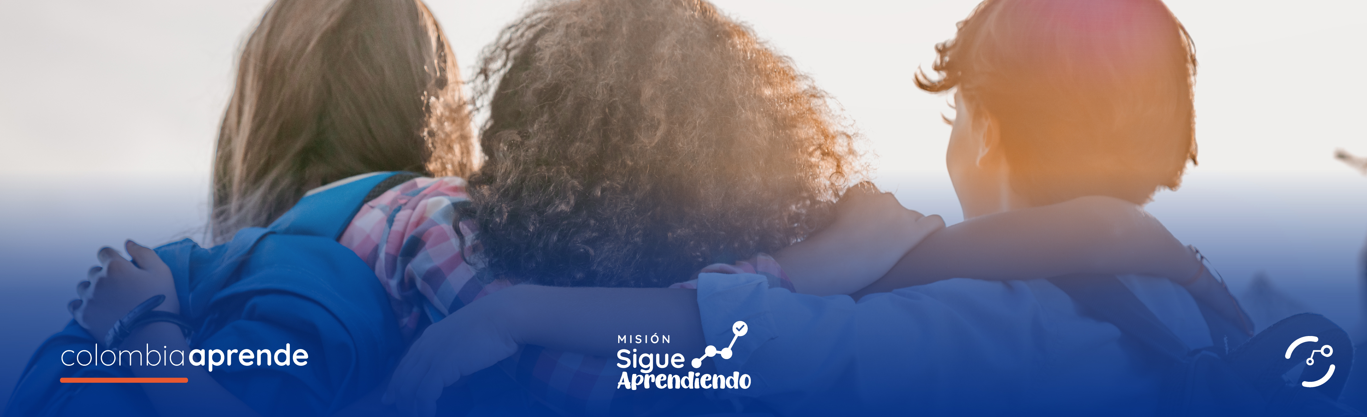 Niños abrazados por la espalda