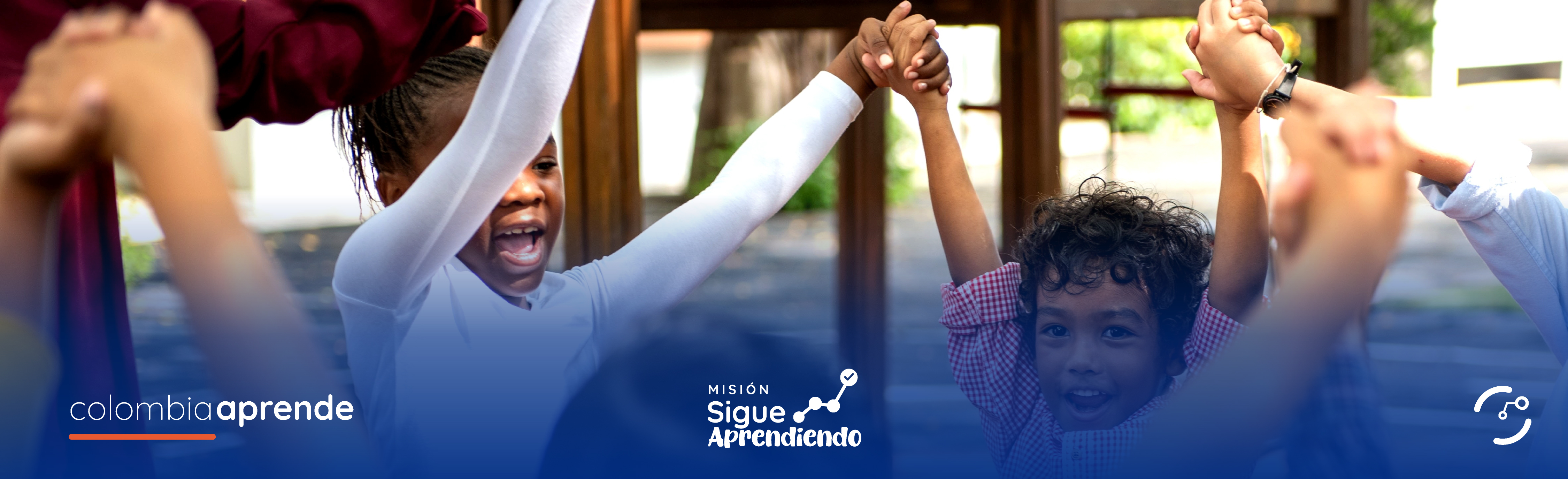 Niños en circulo con las manos arriba