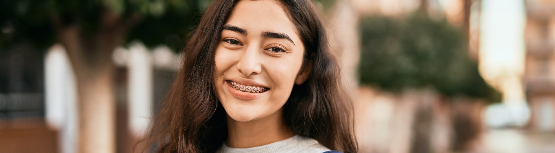 Foto de una joven sonriendo a la camara