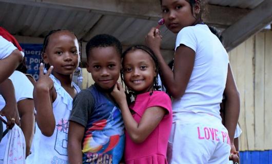 Tres niñas y un niño negro del Bajo Atrato en el Chocó, miran a la cámara y sonrien