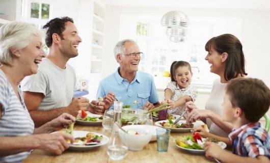 foto de una familia cenando