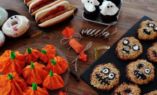 Dulces de Halloween en forma de fantasmas, calabazas, donas, galletas.