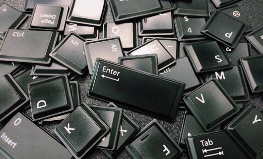Teclas negras de teclado de computador, sueltas y en desorden