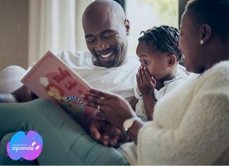 Familia leyendo