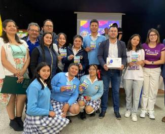 Foto de estudiantes, autoridades y maestros en el evento