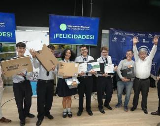 Estudiantes de colegio de Santander felices muestran sus premios al primer lugar