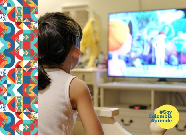 niña viendo television