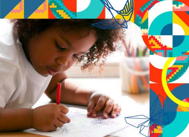 Niños estudiando con colores al lado - Aulas sin fronteras