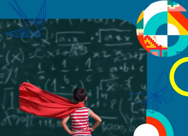 Niño frente al tablero con muchas ecuaciones y números
