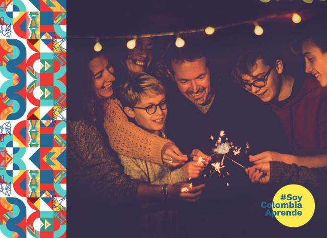 Foto de seis integrantes de familia, sonriendo, celebrando y abrazados