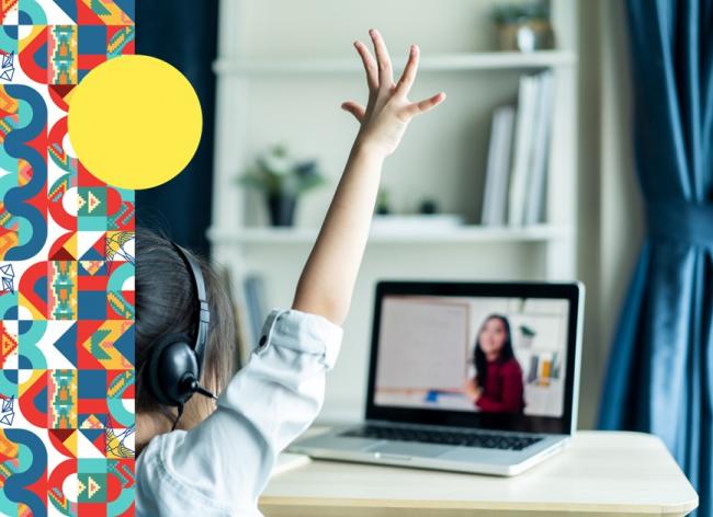 Foto de una niña en escritorio con computador recibiendo clase virtual