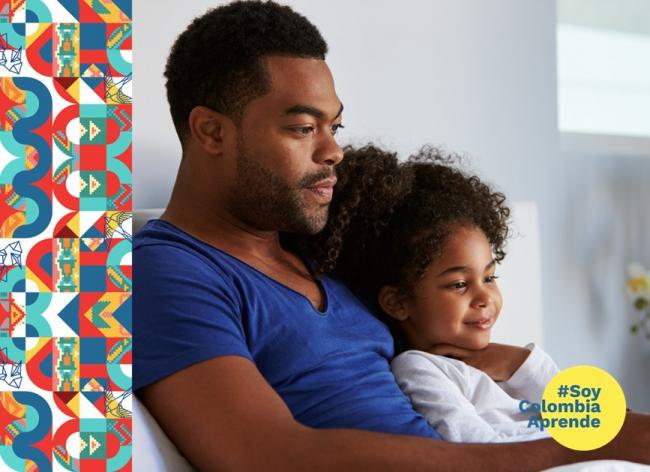 Foto de un papá leyendo con su hija