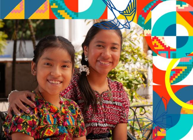 Foto de una madre e hija sonriendo a la cámara