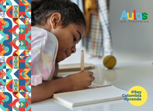 Niña anotando en un cuaderno