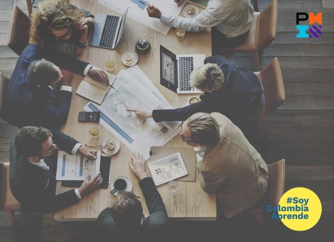 Foto de personas trabajando en equipo 