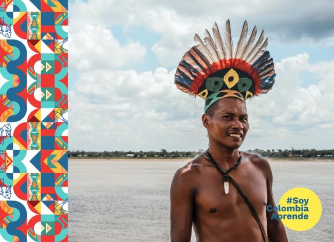 Foto de un indigena sonriendo a la cámara